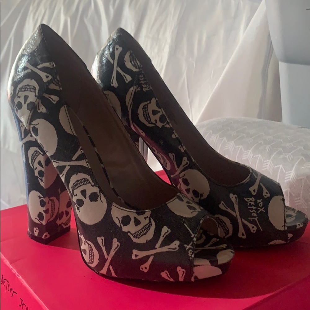 Rare Betsey Johnson BETYY skull heels